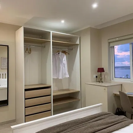 Apartament Seabreeze Retreat With Pool And Garden